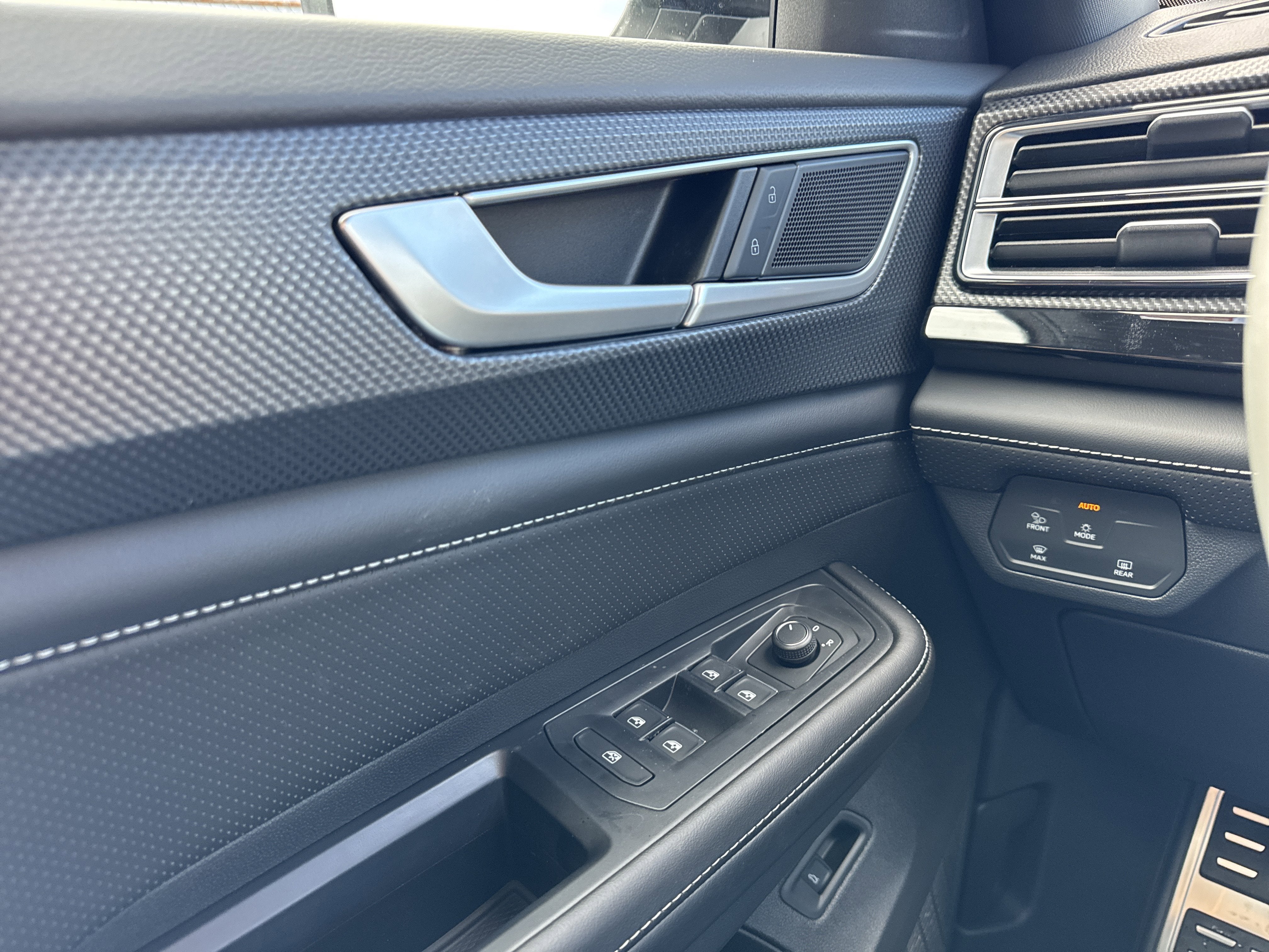 2026 Volkswagen Atlas Cross Sport 2.0T SEL R-Line Black