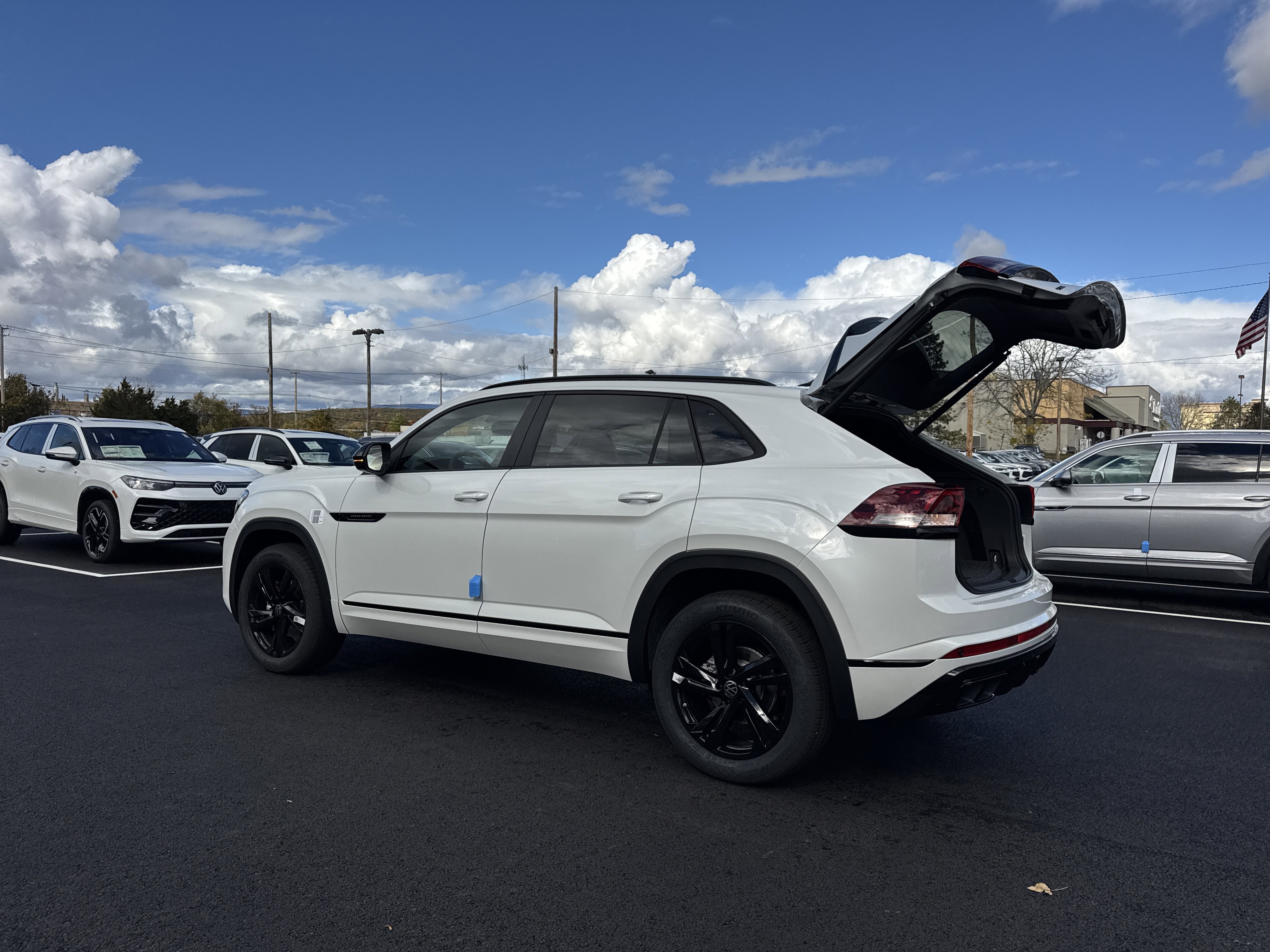 2026 Volkswagen Atlas Cross Sport 2.0T SEL R-Line Black