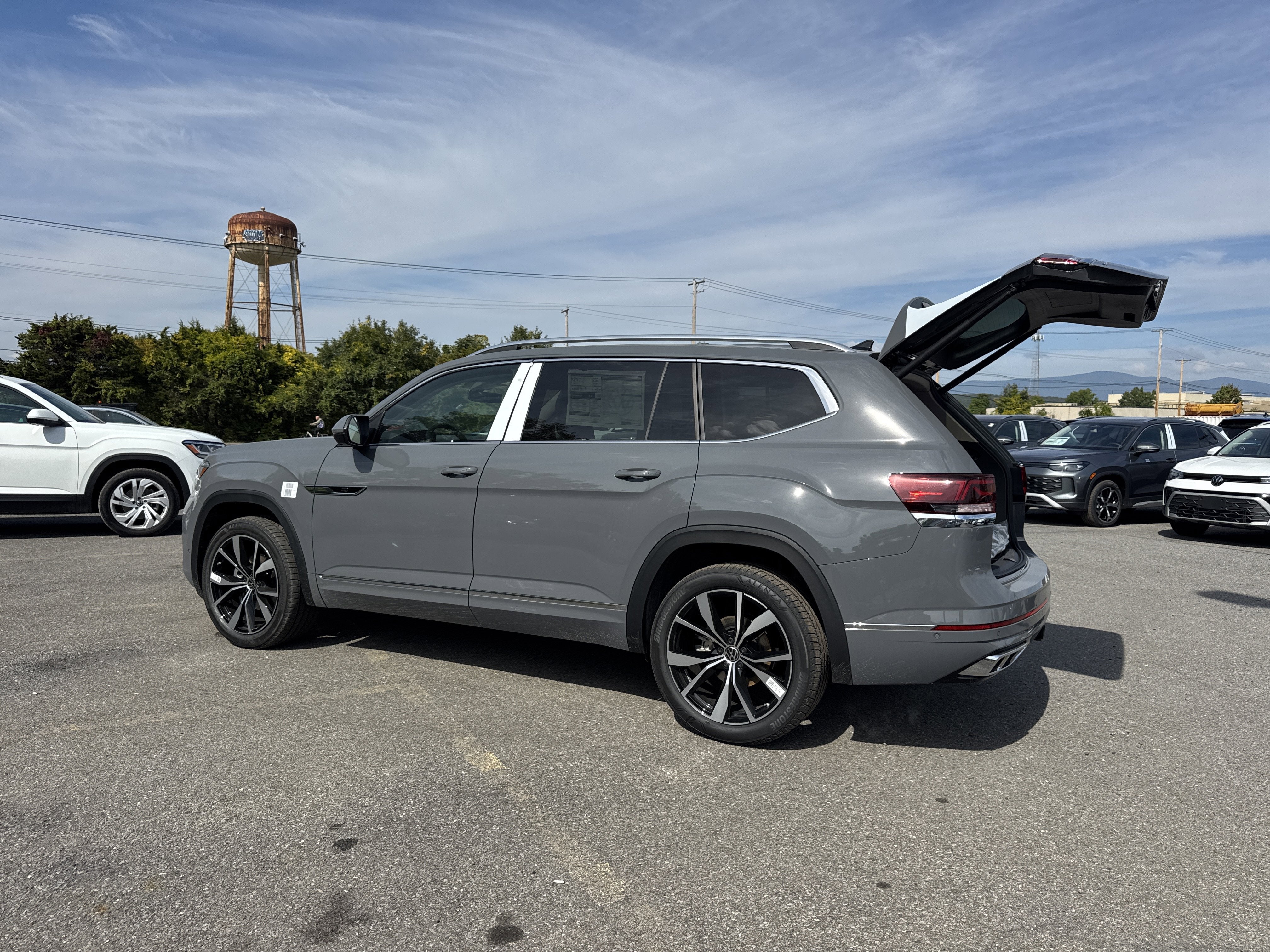2026 Volkswagen Atlas 2.0T SEL Premium R-Line