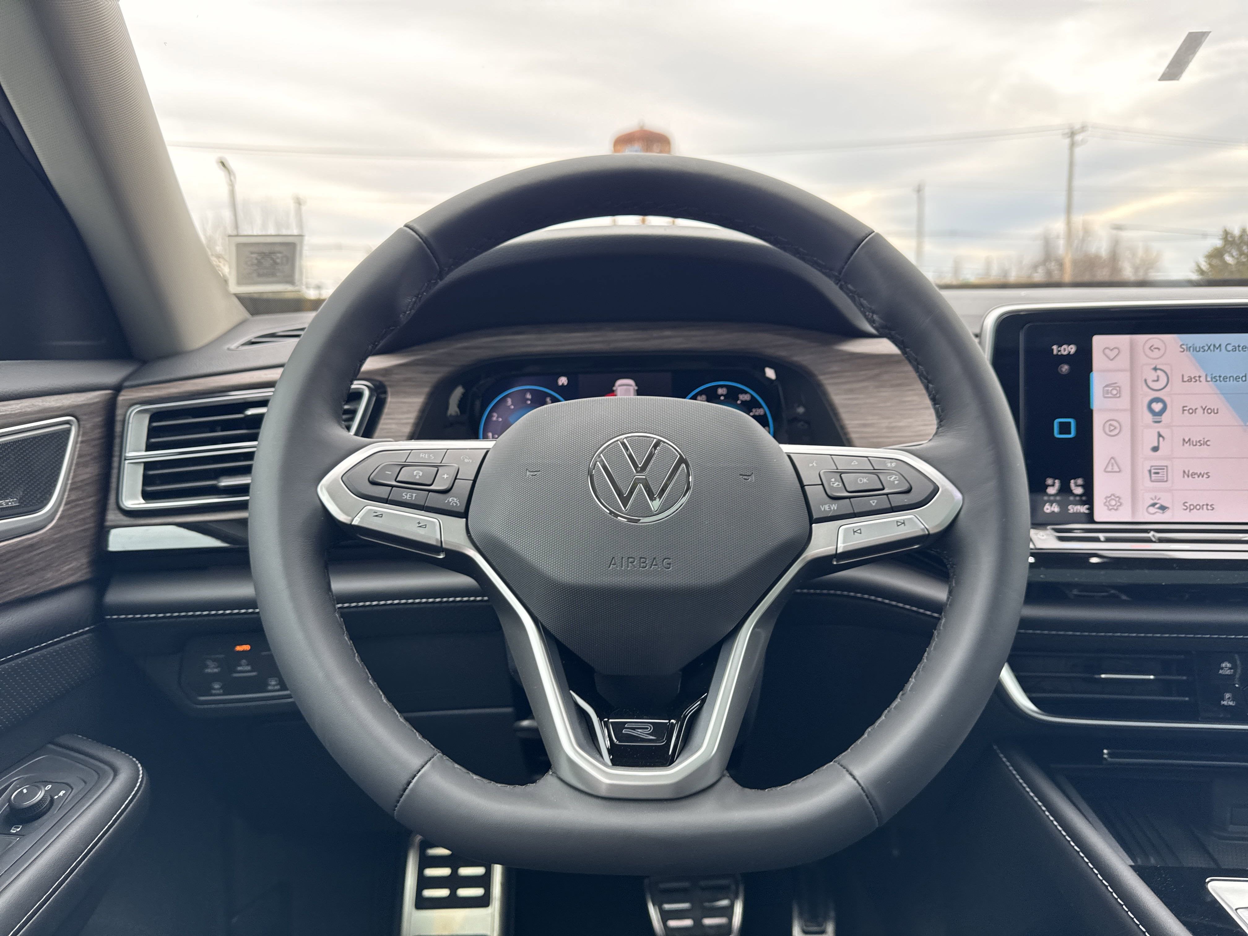 2025 Volkswagen Atlas 2.0T SEL Premium R-Line