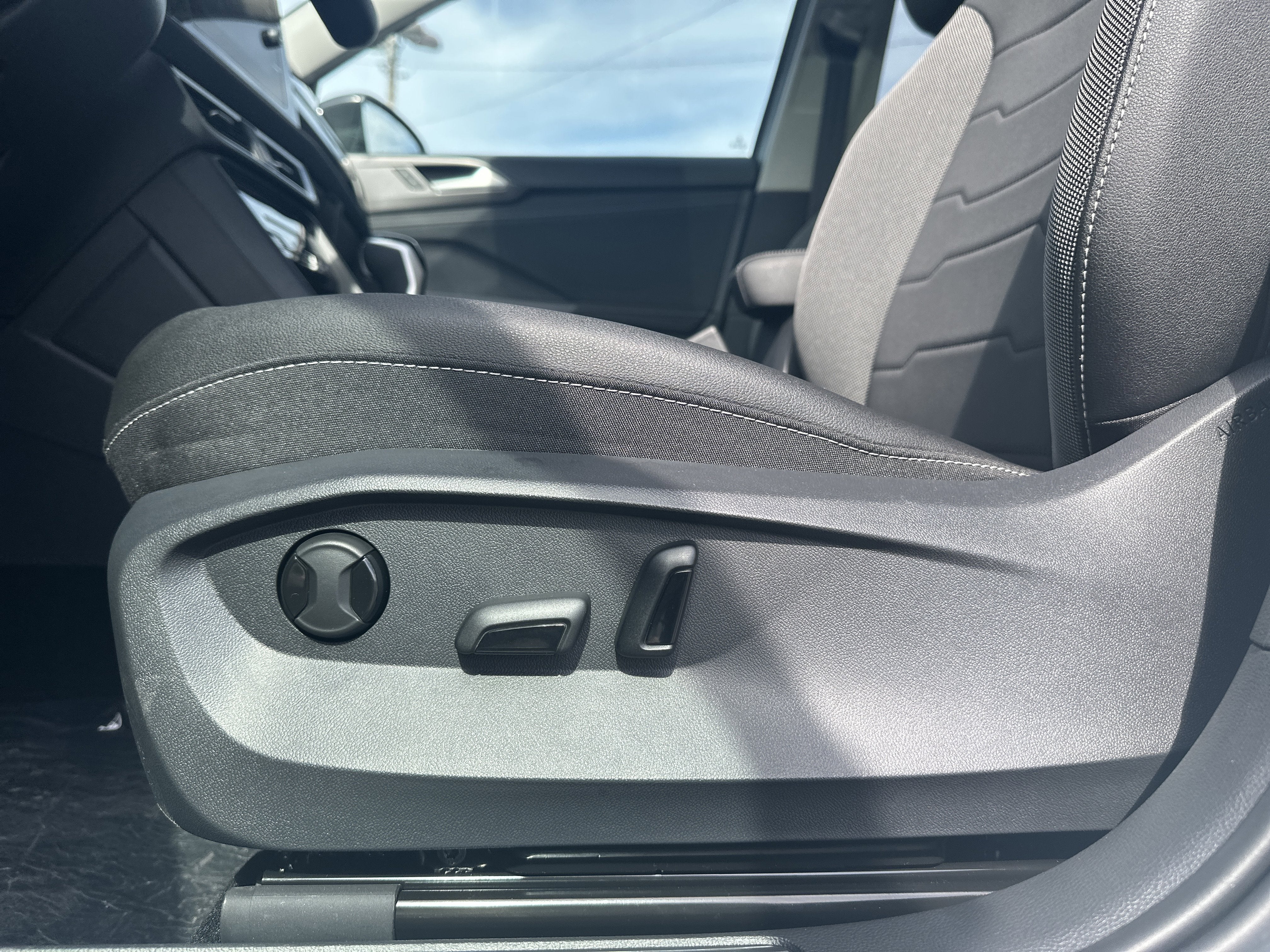 2025 Volkswagen Taos 1.5T SE Black