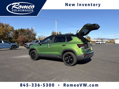 2027 Volkswagen Taos SE Black