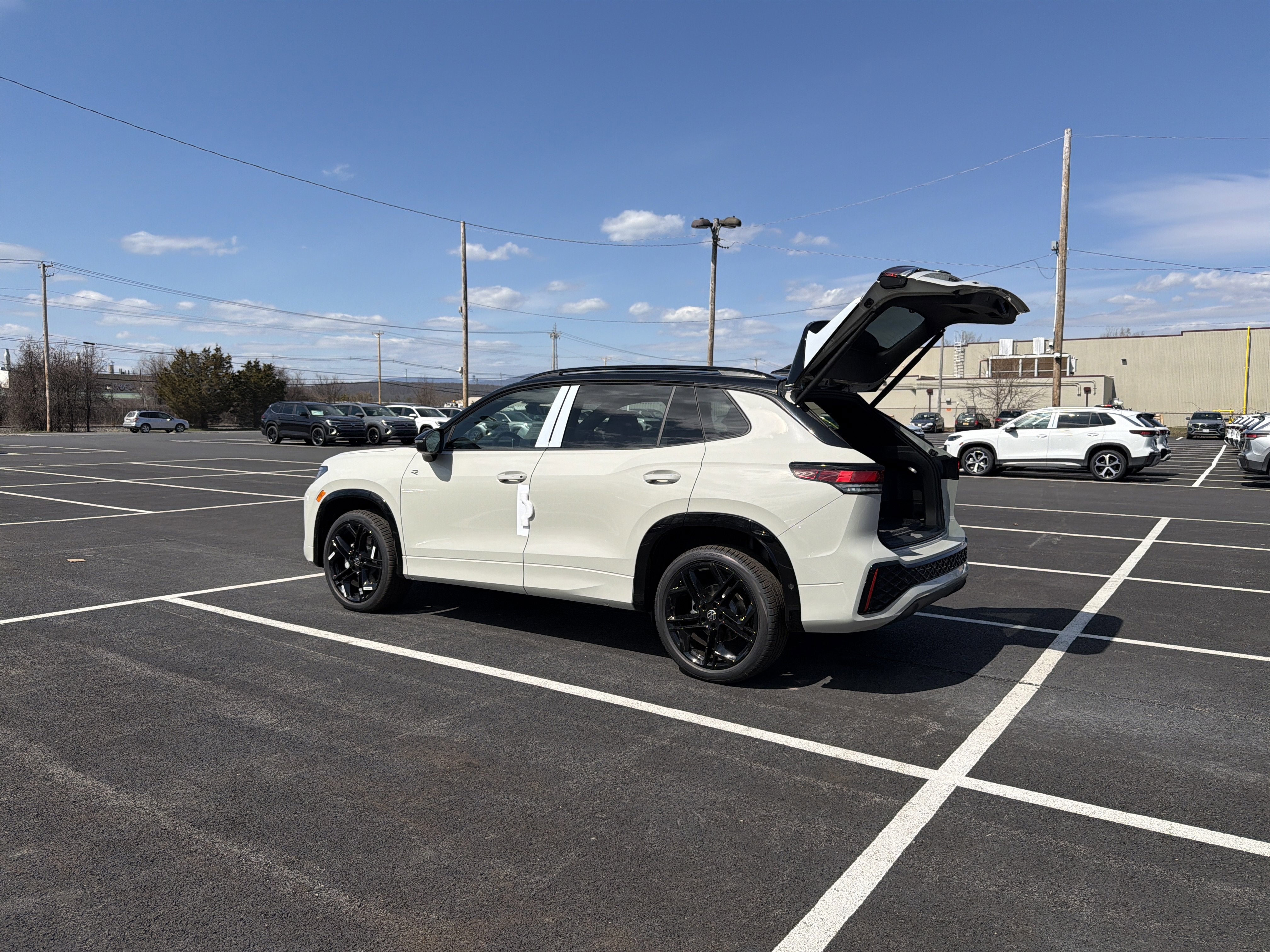 2026 Volkswagen Tiguan 2.0T SE R-Line Black