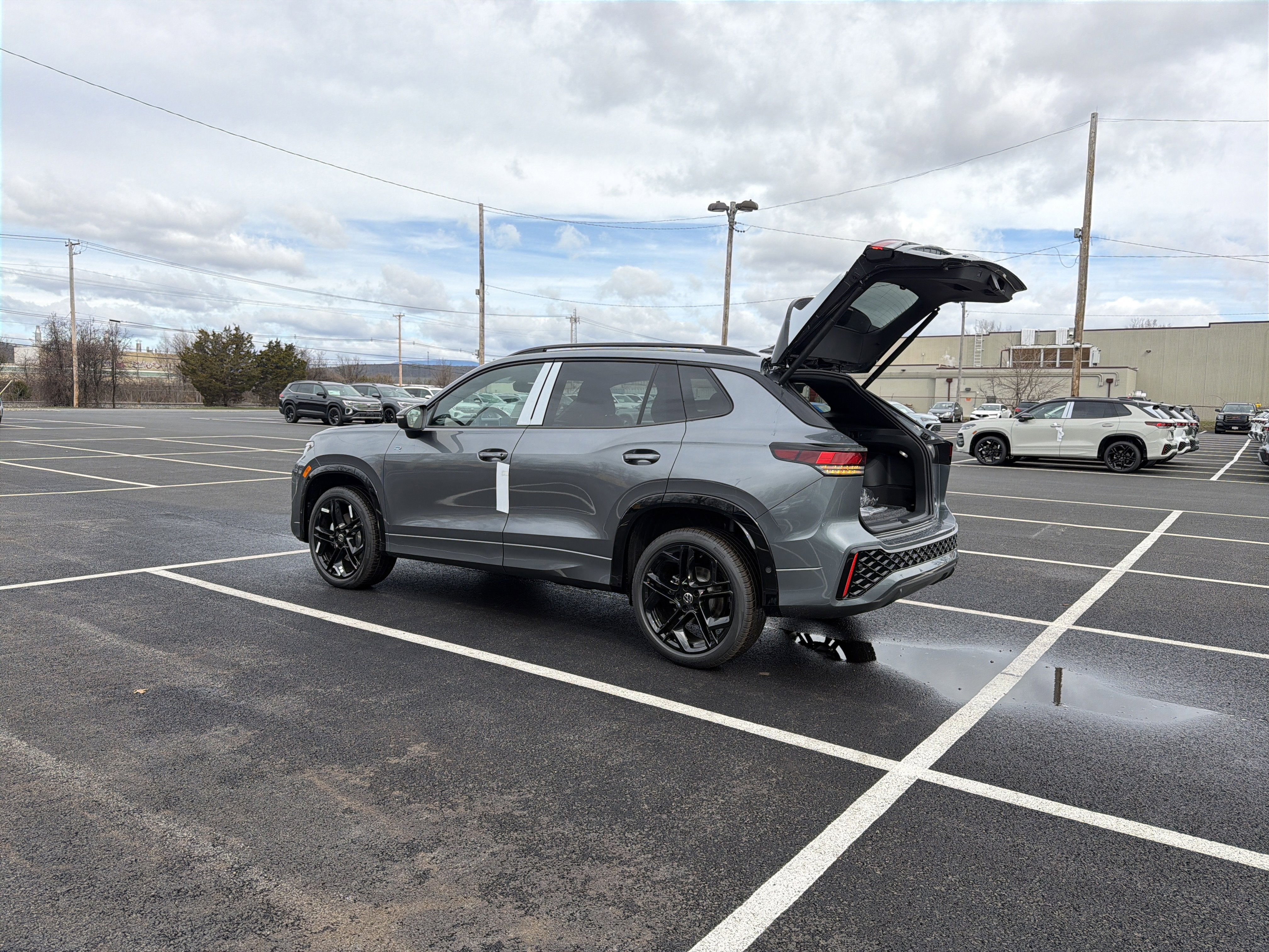 2026 Volkswagen Tiguan 2.0T SE R-Line Black