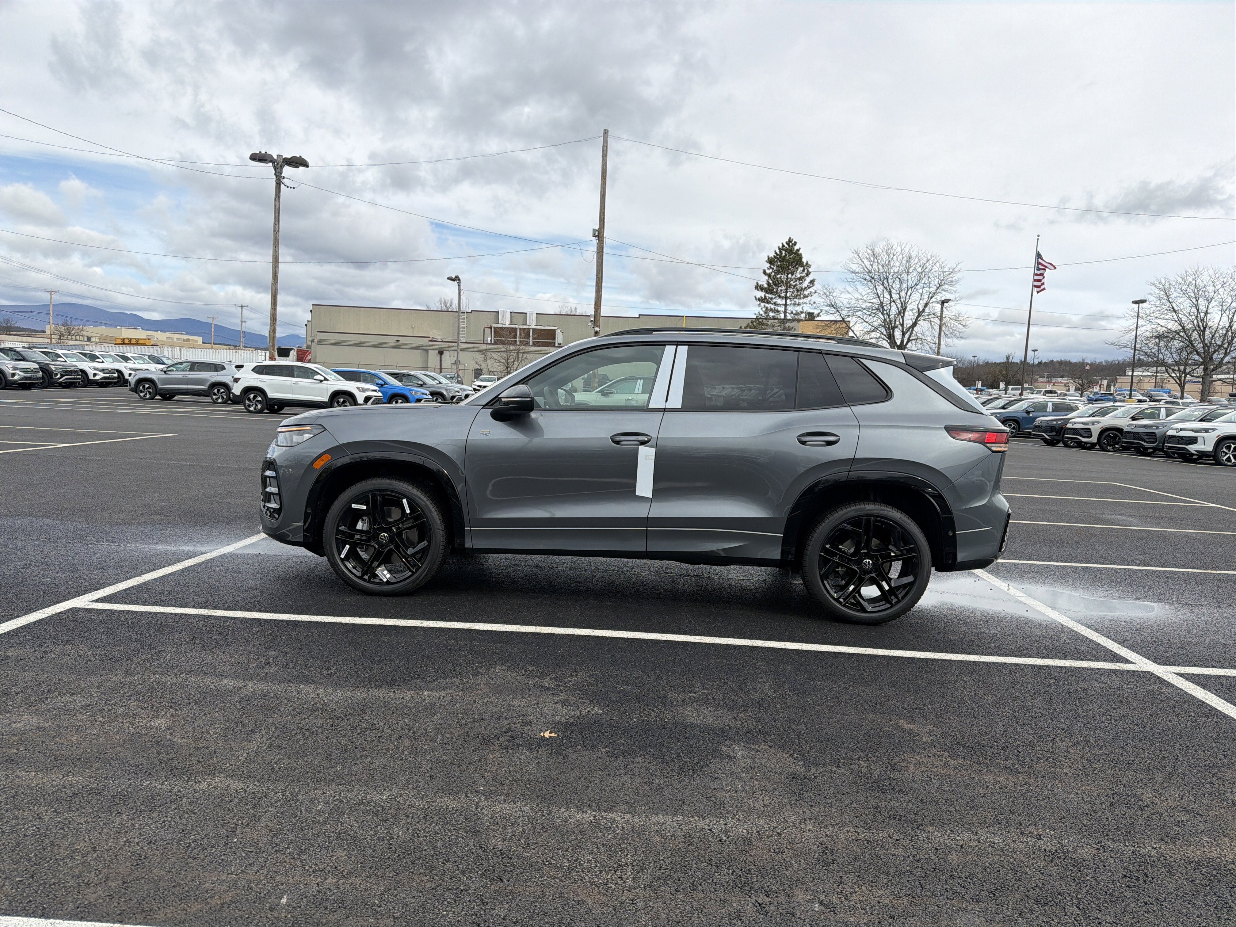 2026 Volkswagen Tiguan 2.0T SE R-Line Black