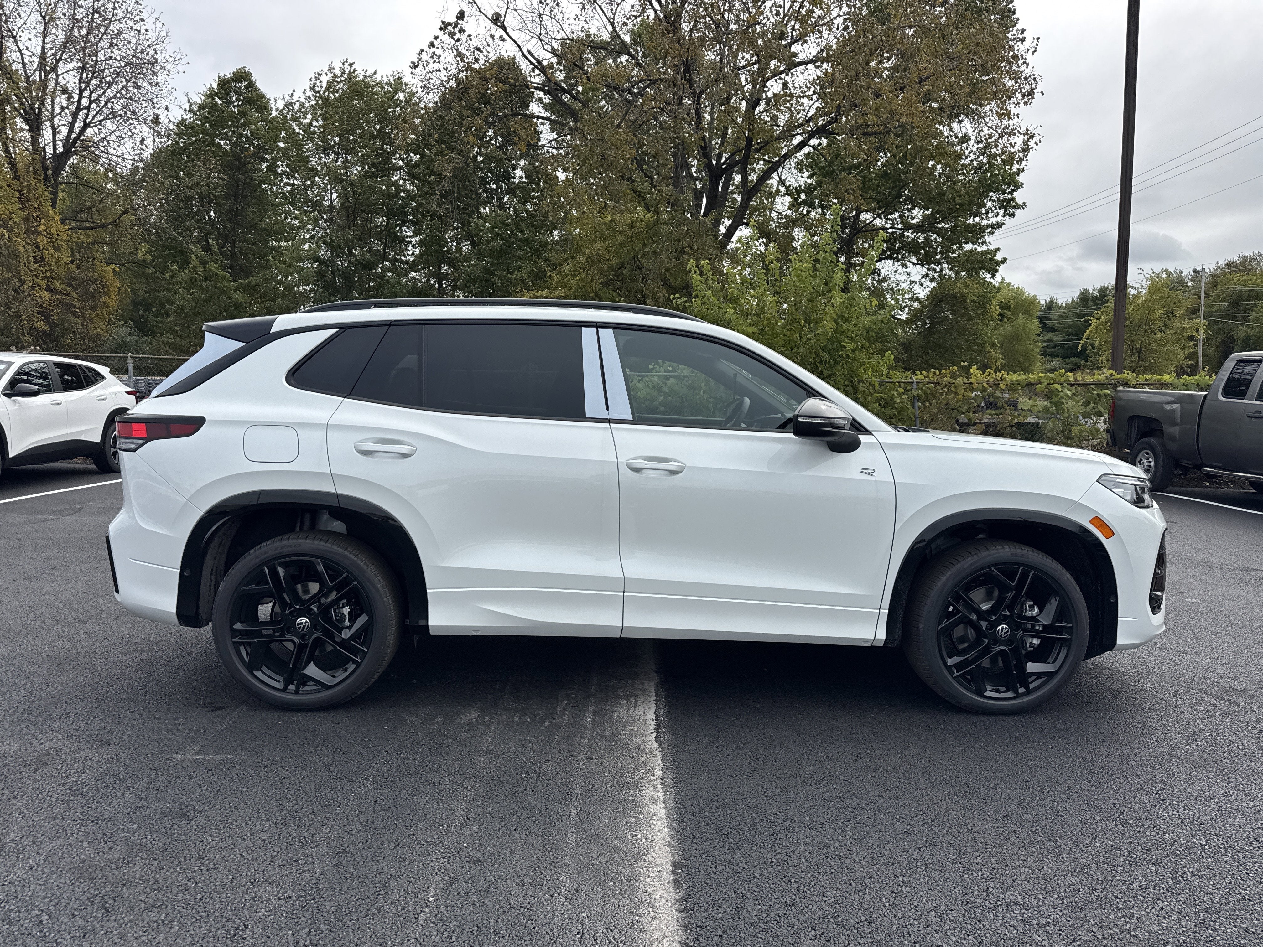 2025 Volkswagen Tiguan 2.0T SE R-Line Black