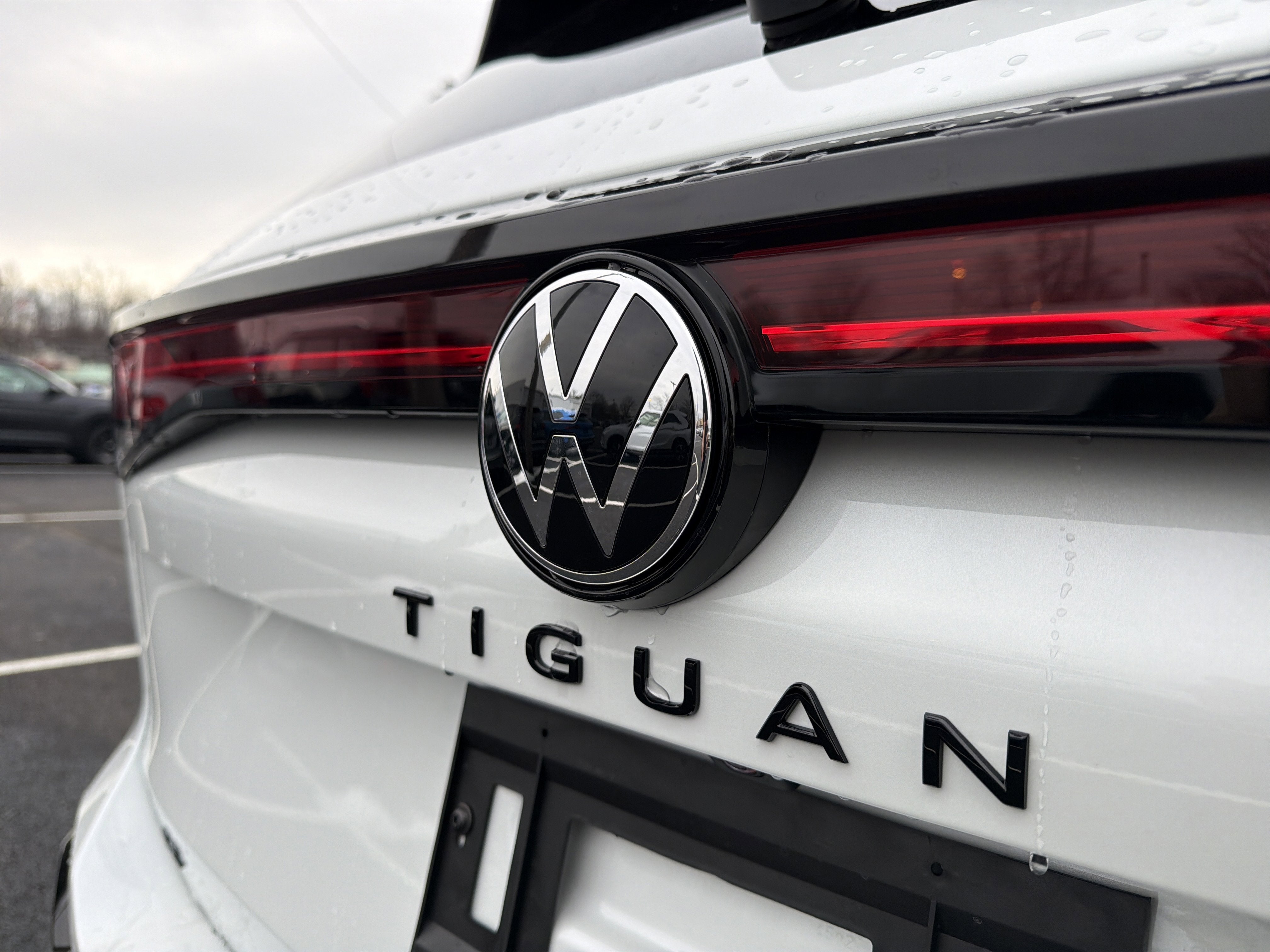 2026 Volkswagen Tiguan 2.0T SE R-Line Black