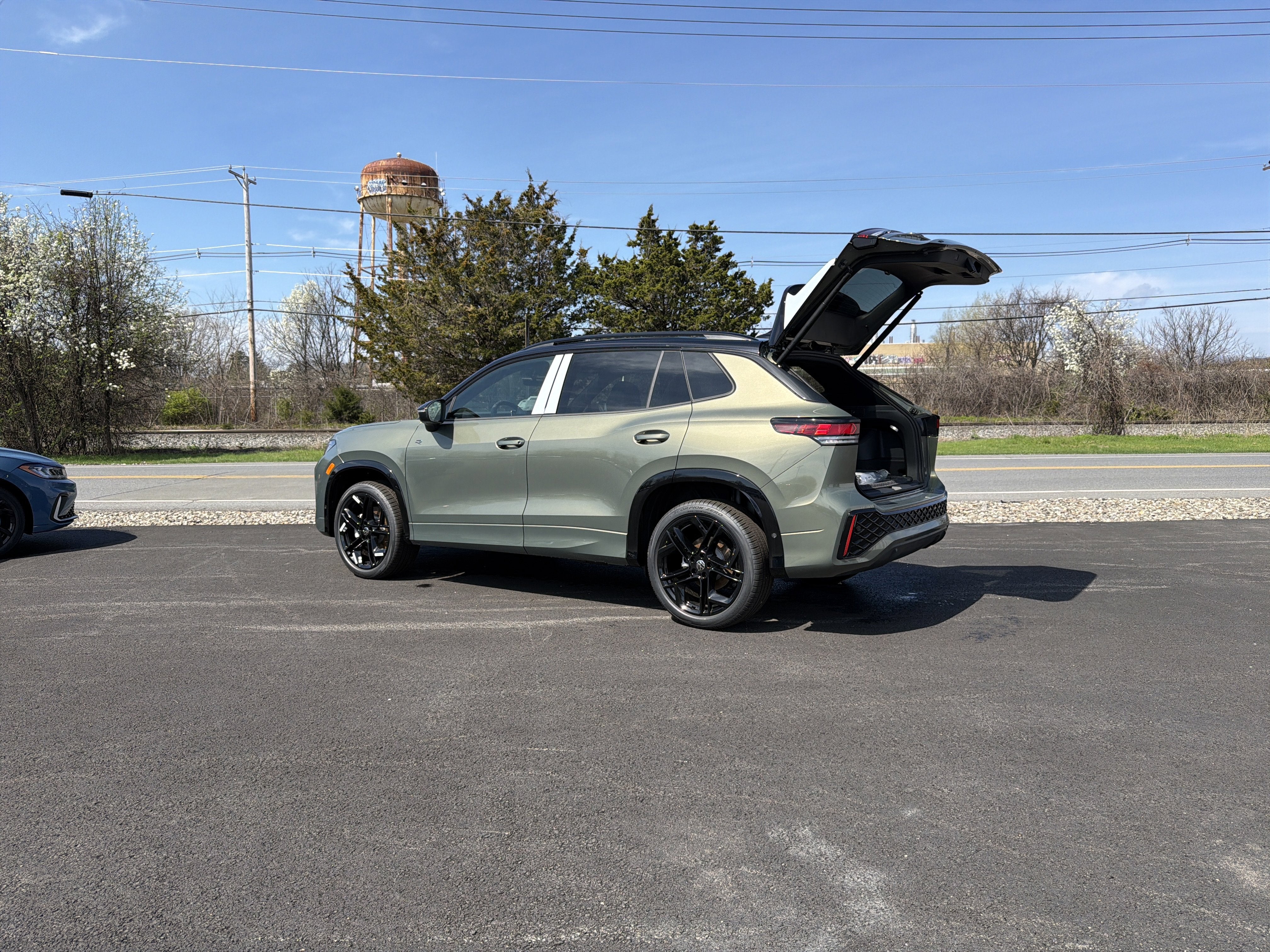 2026 Volkswagen Tiguan 2.0T SE R-Line Black