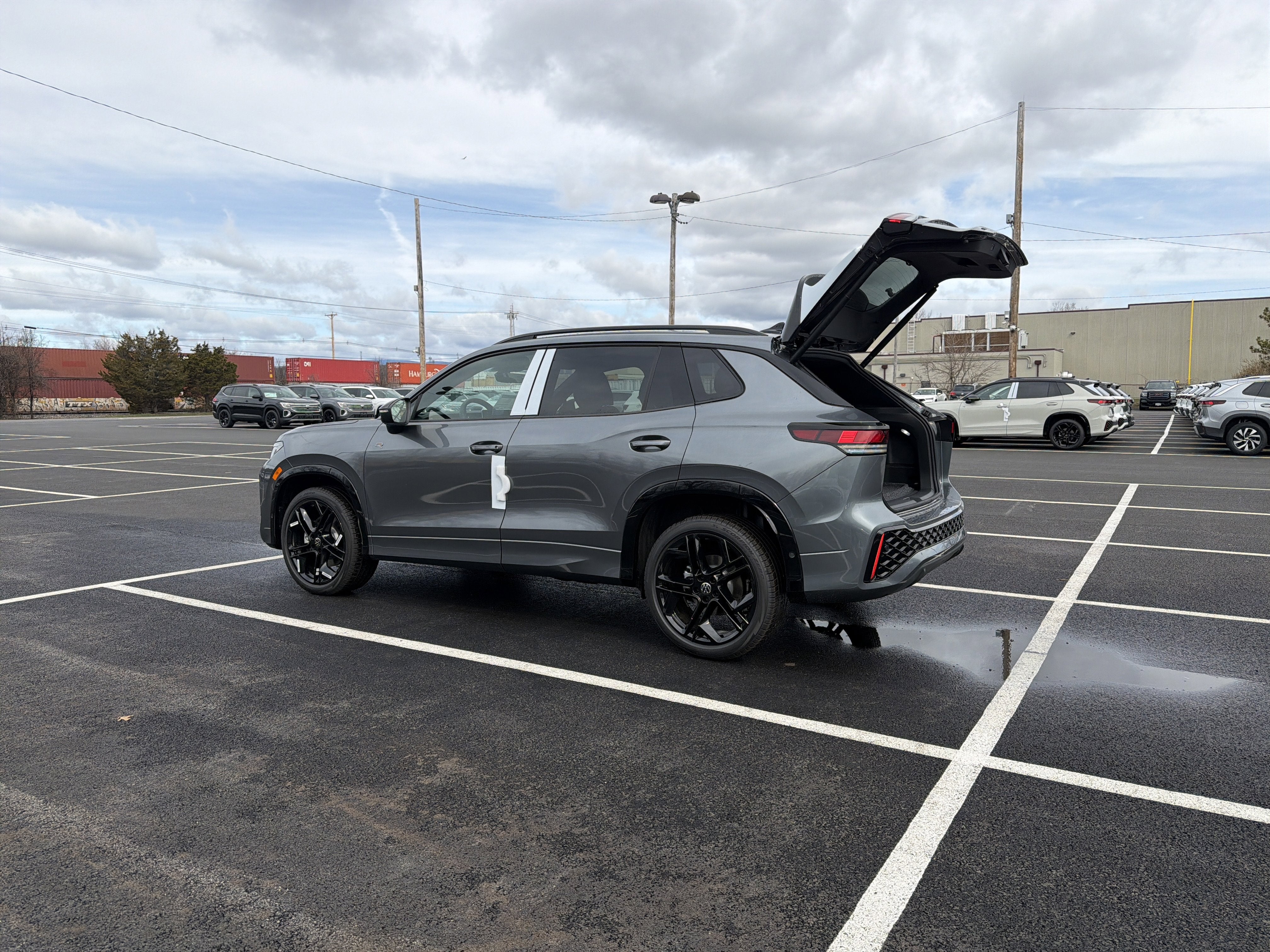 2026 Volkswagen Tiguan 2.0T SE R-Line Black