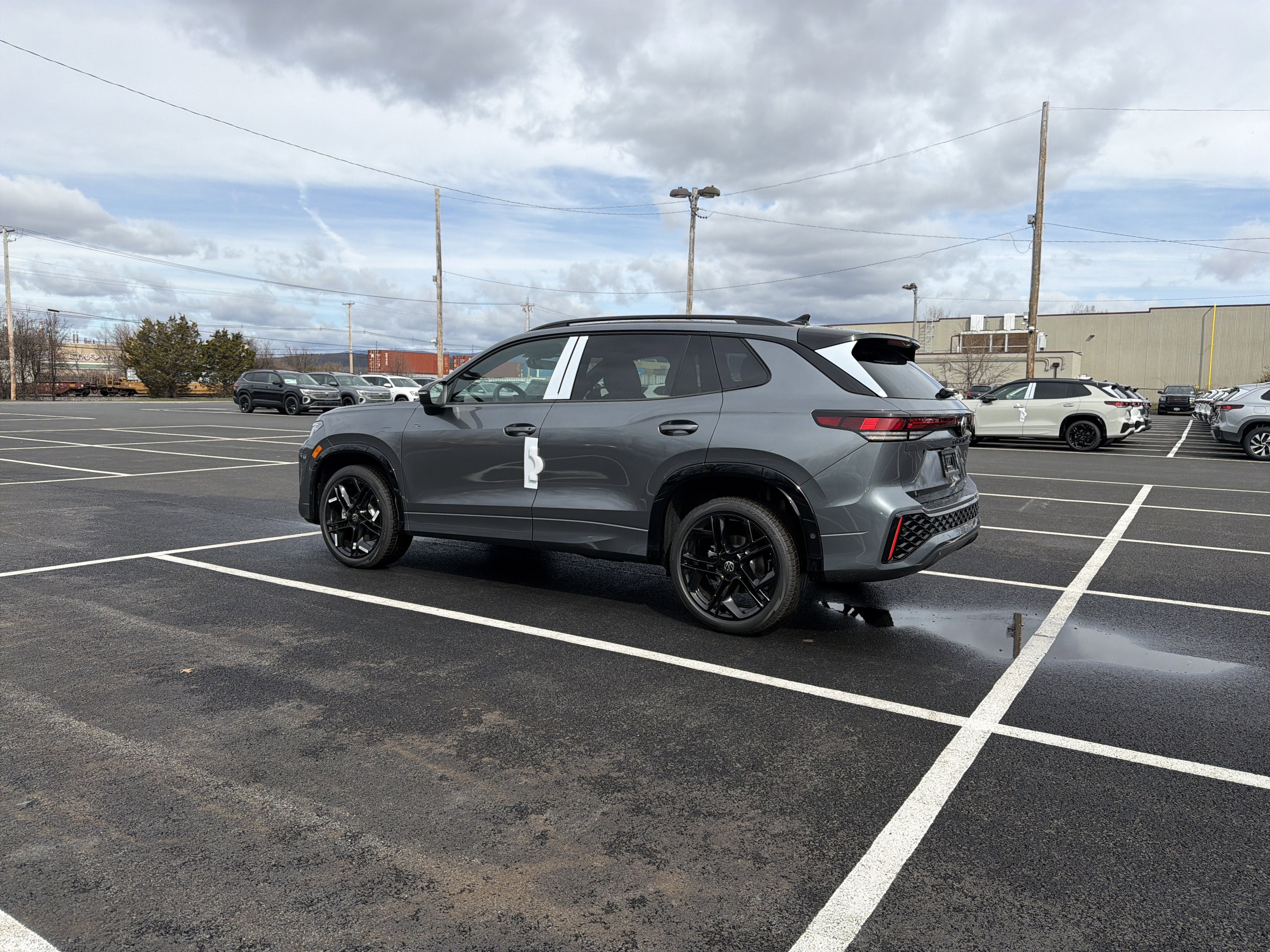 2026 Volkswagen Tiguan 2.0T SE R-Line Black