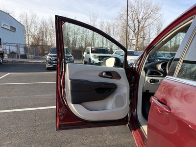 2023 Chrysler Voyager LX