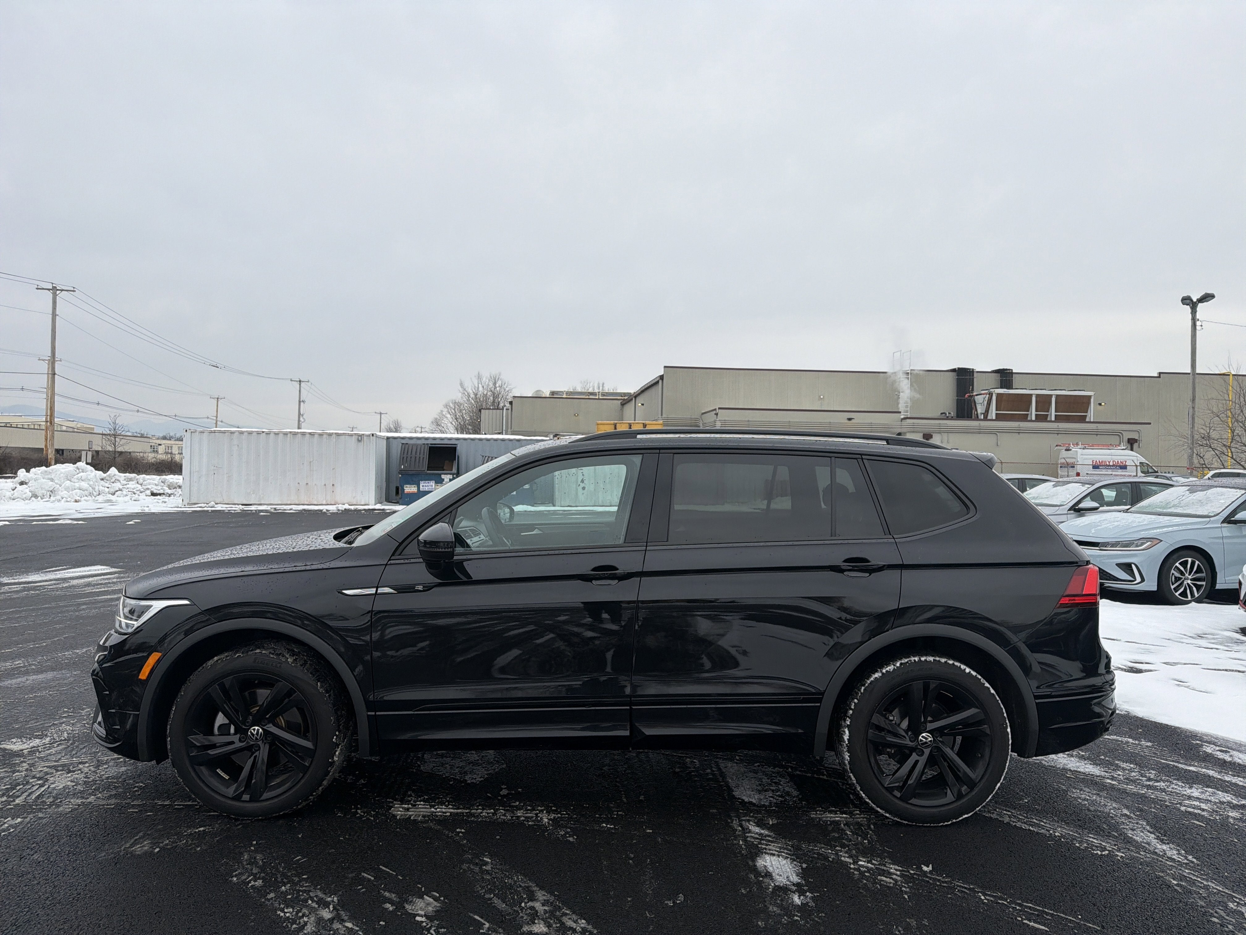 2023 Volkswagen Tiguan 2.0T SE R-Line Black