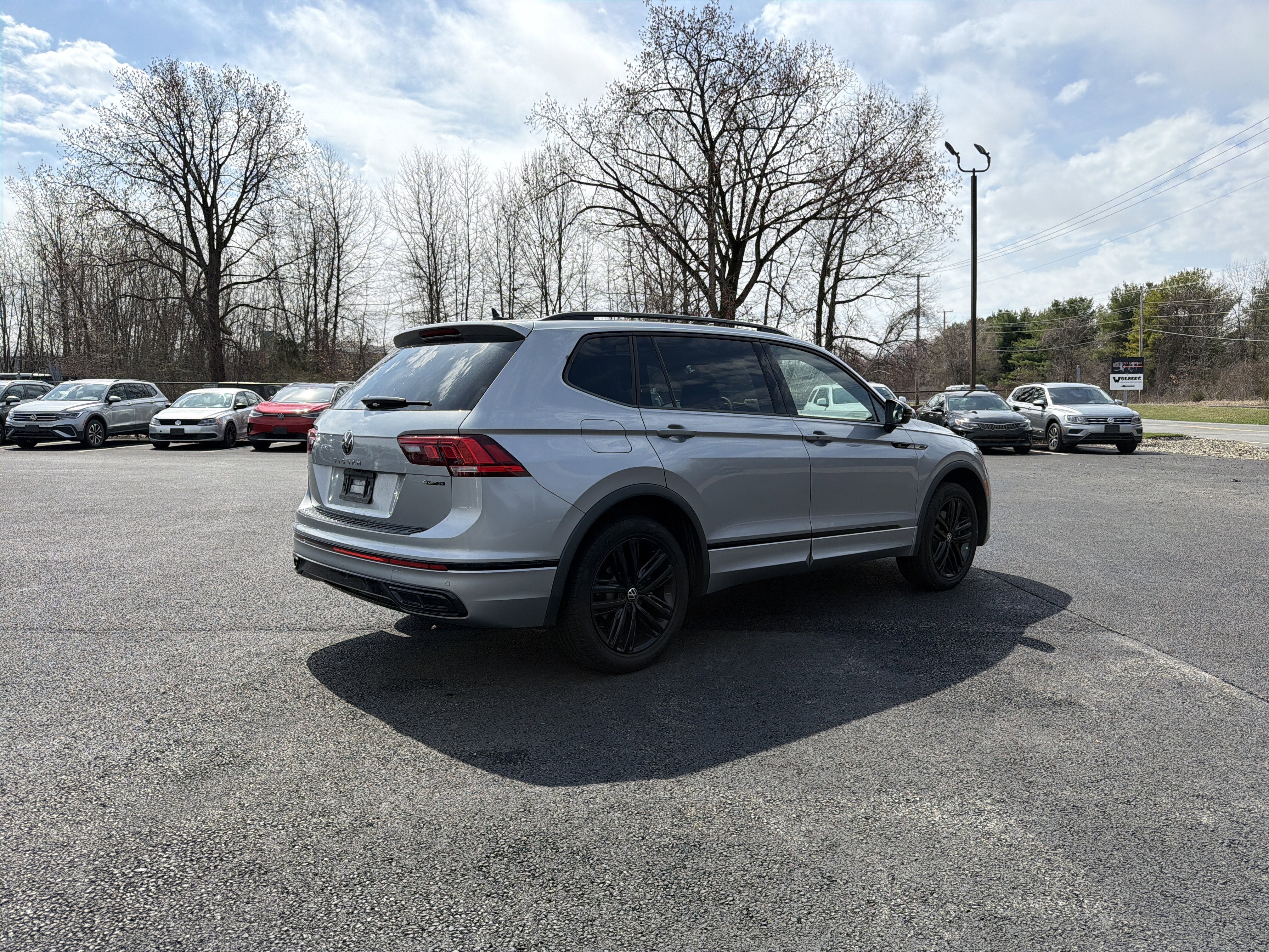 2022 Volkswagen Tiguan 2.0T SE R-Line Black