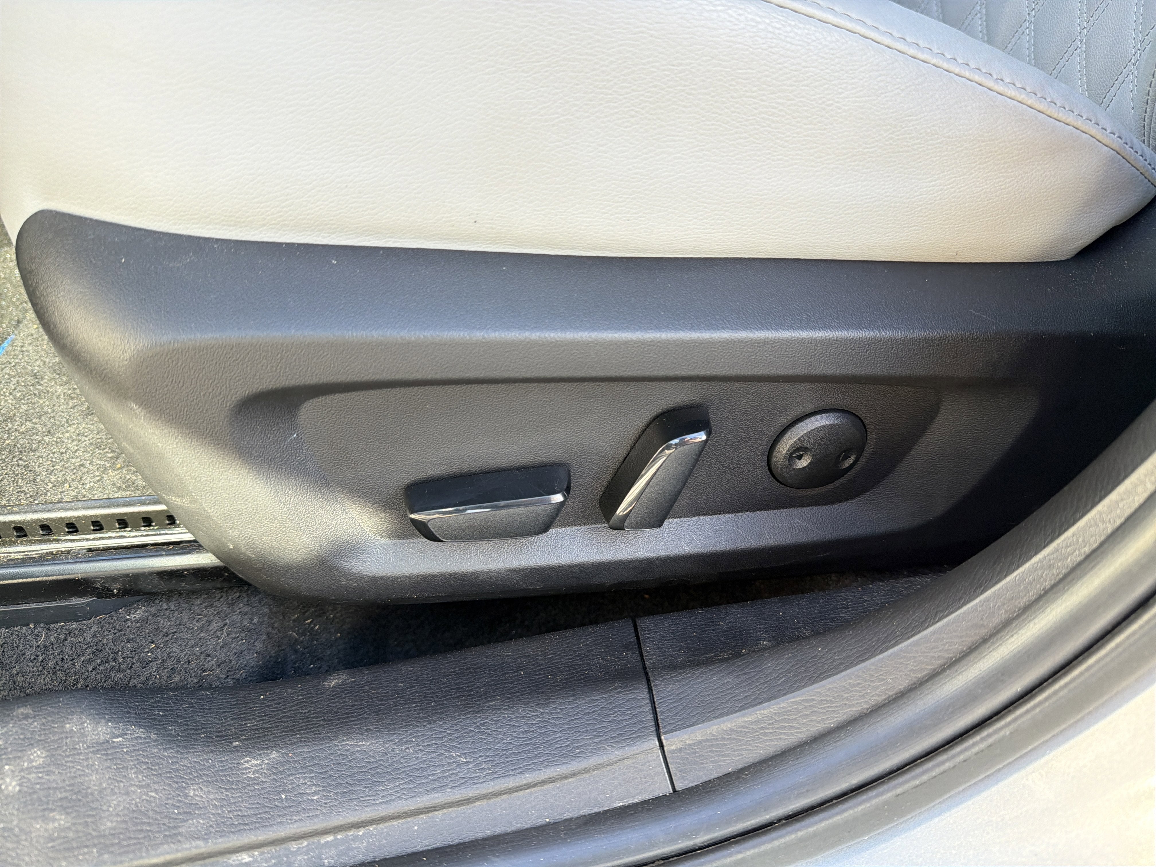 2023 Mitsubishi Outlander PHEV Base